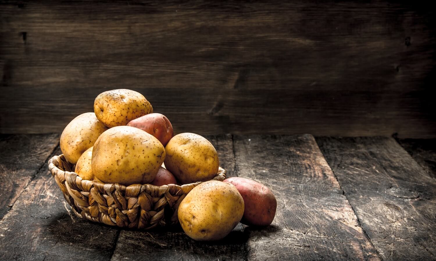 Frische Kartoffeln in einem rustikalen Korb