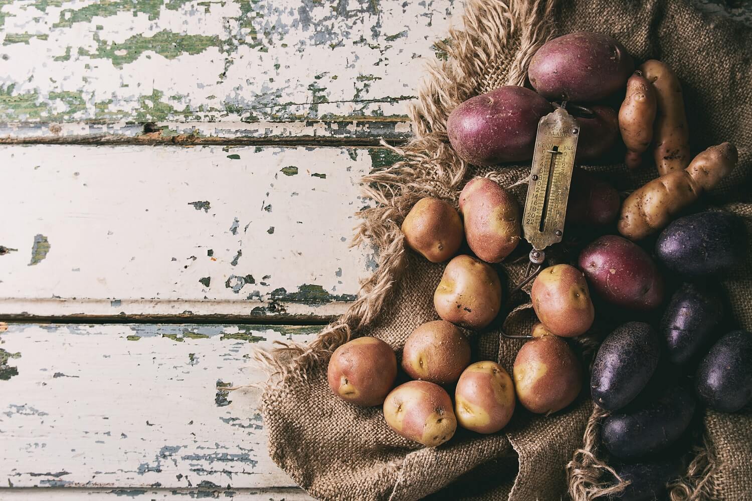 Verschiedene Kartoffelsorten auf einem Jutesack – bereit zur Lagerung